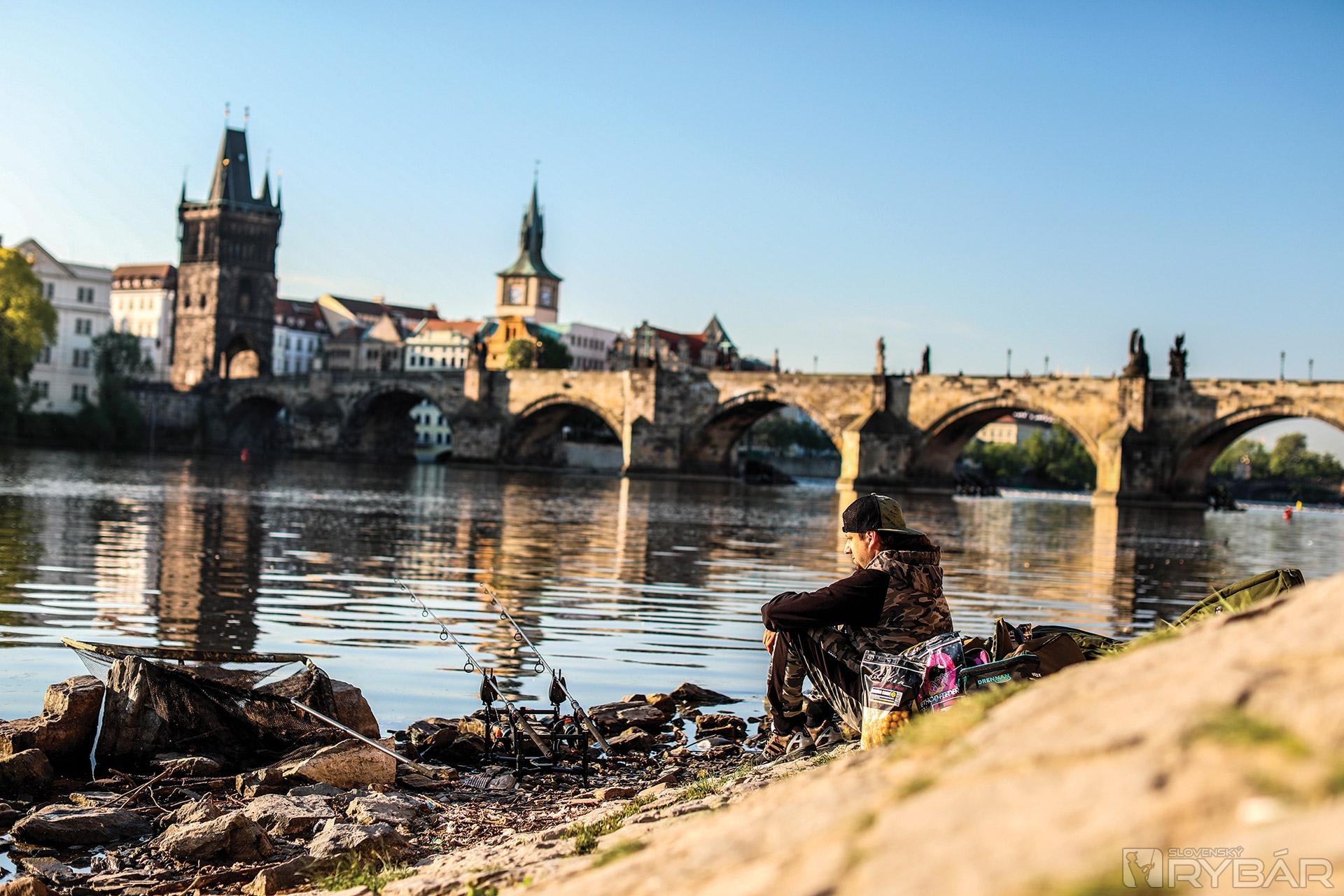 Pravdepodobne som nikdy nechytal na kultúrne krajšom mieste. V pozadí najstarší most na Vltave – Karlov most.