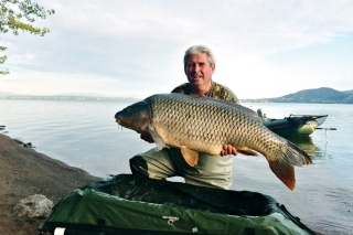 Kapor šupináč
Hmotnosť: 20 360 g
Dĺžka 106 cm
Udica: DELPHI ETNA 3,6 m 3,0 lbs
Navijak: Shimano Ultegra 14000 XTC
Šnúra: 8-vláknová, 0,16 mm
Šokovka: 0,50 silón FIN Shock line 33 lbs
Háčik: FOX XSC č.2
Nástraha: boilies 2x20 mm STARBAITS Probiotika peach-mango