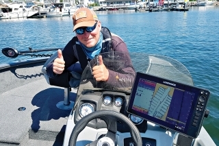 Skvelým pomocníkom pri pretekoch nám bol echolot Lowrance HDS Live 12, ktorý sme mali na konzole a HDS 9, ktorý sme mali nainštalovaný pri prednom motore. Využívali sme napríklad výhody jeho výborného bočného snímania dobre viditeľného na veľkej obrazovke. Pre chytanie v trávach bol nenahraditeľný jeho kvalitný downscan.
