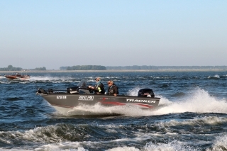 Radíme sa na posledný štart pretekov. Sme zovretí loďami s 250 - 300 HP motormi. Lode a motory sú tu mimochodom z roka na rok lepšie. So 115 HP motorom patríme k najpomalším lodiam. Len neurobiť jazdeckú chybu! Chytať ryby potom už snáď vieme. Všetko dobre dopadlo a ženieme sa na zubáčovo-ostriežie miesto.