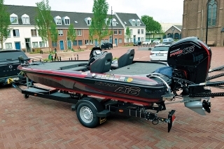 Vyhrali sme, okrem iného, mimoriadnu loď Nitro Z18 s Mercury 115XS motorom, Lowrance echoloty, Motorguide a MinnKota predným motorom, skvelými Power Pole a ďalším príslušenstvom. O ceny však nejde. Motív bol vždy vyhrať pre nás, naše rodiny a krajinu. Každopádne takto vyzerá naša nová loď.