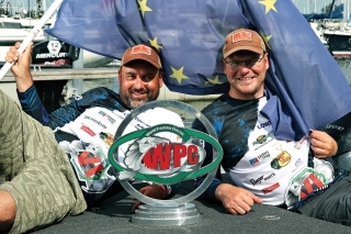O 22. hodine je to jasné. Naozaj sme World Predator Classic šampióni a vezieme pohár domov! Možno si spomeniete, že zubáča za 80 000 Kč sme kedysi na Lake Trophy nechytili. Šťuka minimálne za 2 000 000 Kč sa tentoraz pár minút pred koncom podarila. Verili sme si na ňu, ale chcela to urobiť dramatické. Za nami na 2. mieste končí rybárske eso Luc Coppens s jeho novým parťákom Jeroen Eijssensem. Westin tímy tak obsadzujú dve najvyššie priečky.