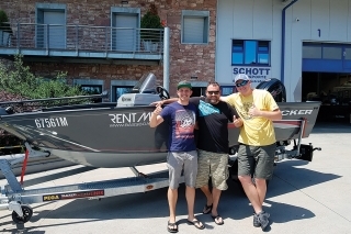 Famóznu loď nám na preteky opäť zapožičala spoločnosť Bass Boat Germany. Odovzdával nám ju kamarát Christian Biereth kúsok od Hockenheimringu - okruhu známeho z formule 1. Išlo o rovnaký koráb ako v minulom roku - Tracker V 175 Pro Guide so 115-koňovým motorom.