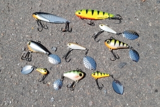 Používame, samozrejme, tradičné nástrahy na ostrieže ako je Shad Teez 9-12 cm či Westin Babybite. Dobre tu však fungujú aj Spinmady v rôznych veľkostiach a hmotnostiach v závislosti od sily vetra a driftu.