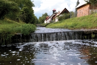 Sústava starých kaskád v obci je na potoku veľkou výnimkou.
