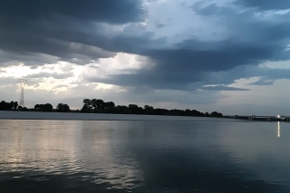Keď sa nad Pádom ukážu čierne mraky, držte si širáky.