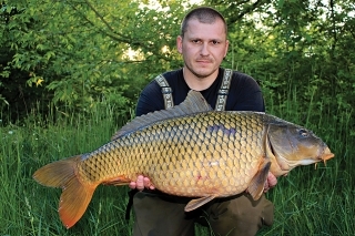 Kapor ulovený pri použití kombinovaného nadväzca Blowback Rig s háčikom PREDATOR ATS.