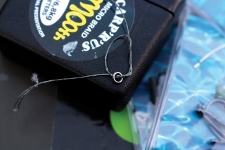 Na šnúrku navlečieme krúžok Rig Ring a vo vzdialenosti približne 3 cm od uzlíka koncového očka ho upevníme sťahovacou slučkou.