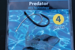 Krúžok navlečieme na háčik PREDATOR ATS tak, 
aby bol približne na úrovni protihrotu háčika.