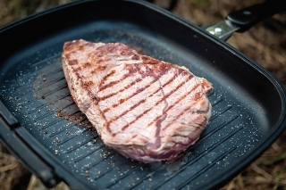 Už sme si akosi zvykli, 
že rybačku na ramenách
začíname poriadnym steakom!