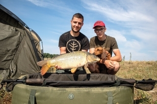 Spoločná radosť 
z uloveného kapríka.