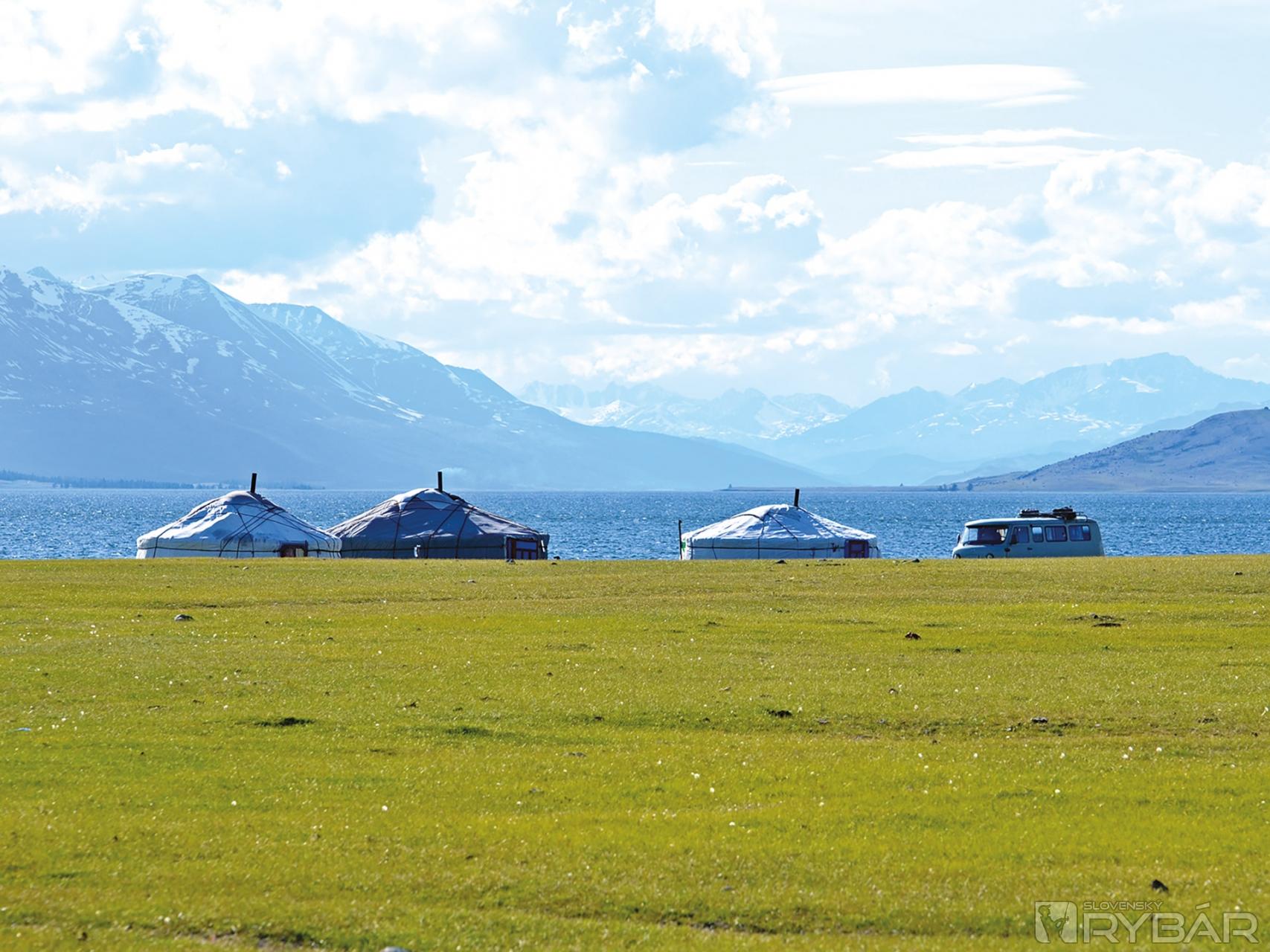 Naše jurty na brehu jazera boli naším altajským domovom.