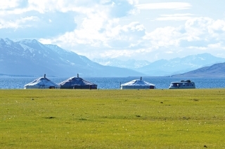 Naše jurty na brehu jazera boli naším altajským domovom.