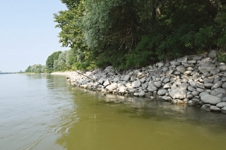 Keď sa dostanem do základného tábora, našponujem šnúru až k palici. Ak zvolím hĺbku príliš plytko, nástraha sa objaví na hladine. Ak je príliš hlboko, nevidím karabínku, ktorú mám pred montážou. Kontrolujem to, keď sú prúty našponované v držiaku prútov a podľa potreby upravím.