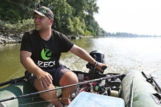 Ak nemám možnosť pohodlne postaviť lehátko na brehu, rád využijem svoj veľký čln, ktorý potom slúži ako základný tábor. Najdôležitejším pomocníkom je však gumený čln v spojení s benzínovým motorom.