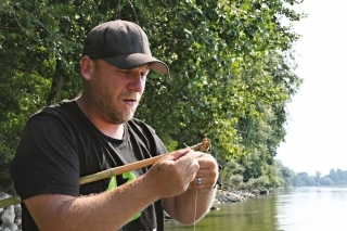 Na koniec palice naviažem starú splietanú šnúru. Potom určím, kde by mala byť moja nástraha neskôr prezentovaná. Na konci urobím slučku a do nej zavesím malú trhaciu bójku. Aby som nástrahu umiestnil na správnom mieste, snažím sa „čítať“ vodu a prúd a zvoliť si takú dĺžku, aby moja nástraha bola prezentovaná neskôr v bode, kde prúd končí, ale nezostane stáť. Je to dôležité a vyžaduje si to určitú prax a skúsenosti vidieť tieto oblasti. Pretože tieto prúdy nám neukáže žiadny sonar na svete. Základné pravidlo: „Hlavný prúd nie, stojatá voda nie!“ Hľadajte okraje prúdnice, vracáky alebo miesta chránené pred prúdom
s dostatočnou hĺbkou. Ak takéto miesta nájdete, nájdete aj sumce.