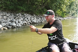 Keď prídem k vlascu od palice, zaradím neutrál a pripnem doň trhačku. Nechám sa unášať a keď je všetko napnuté, vložím nástrahu do vody