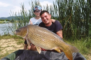 Radosť zo zdolanej ryby som si spoločne užíval aj za prítomnosti Peťka, ktorý je takisto vášnivým rybárom 
a pokračuje v našich šľapajach.