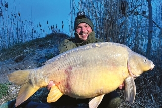 Kapor v hmotnosti cez 15 kg, chytený v chladnom marcovom období v polmetrovej vode.