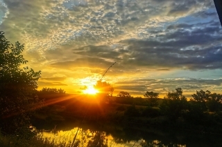 Ranný východ slnka na rieke.