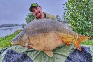 Náš najväčší úlovok na Uroczysku pod krycím názvom kaprový balón – 22 kg plných šťastia.