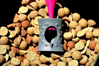 Počas celej rybačky sme kŕmili mixom boilies NutraKrill G2 a Mazaná Škeble, ktoré sme napolili pomocou tejto skvelej pomôcky Hack, s ktorou nám to išlo veľmi rýchlo aj pri väčšom množstve boilies.