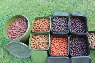 Čerstvo narolované boilies a upravené pelety.